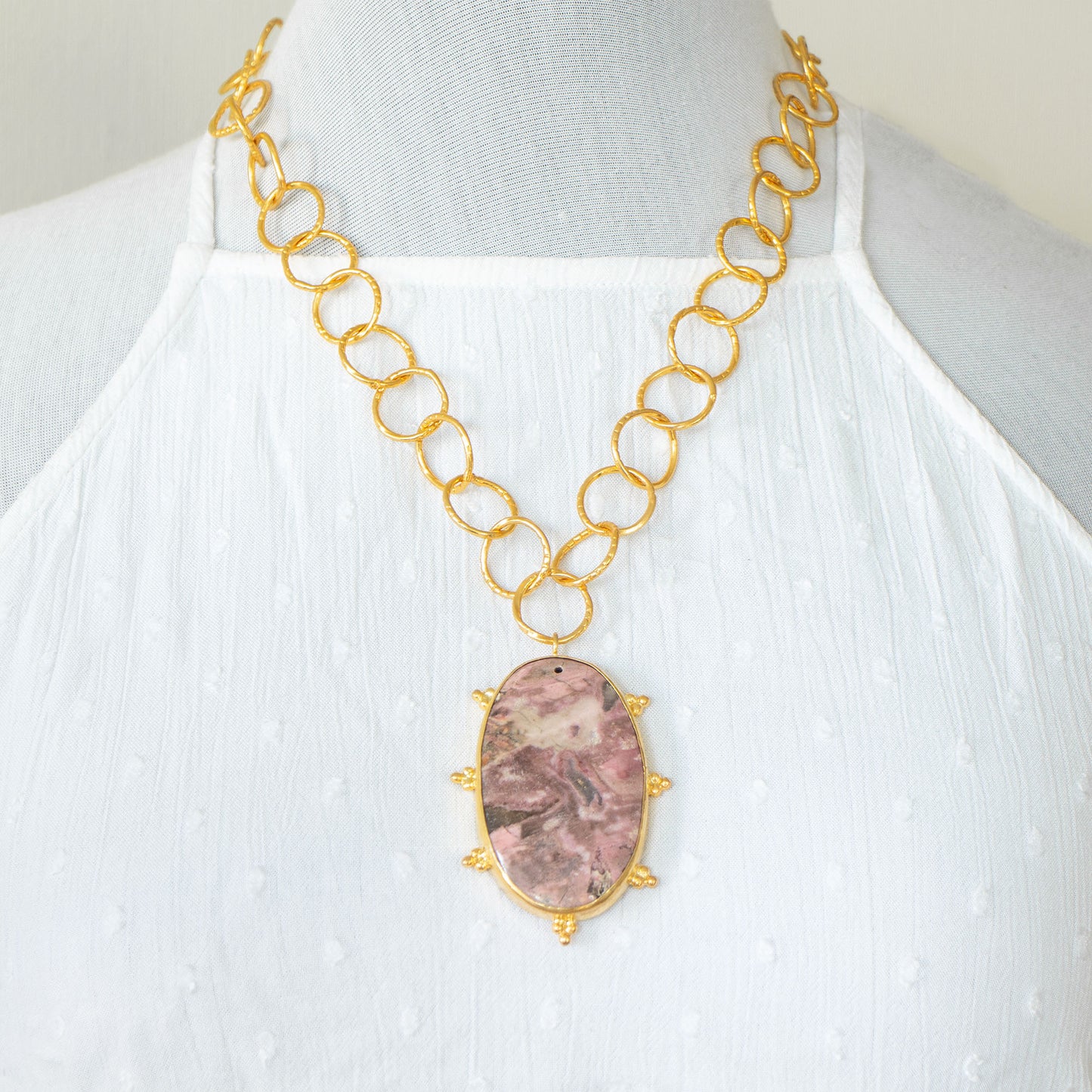 Collar Capras Rodonita - Baño de oro 24 k