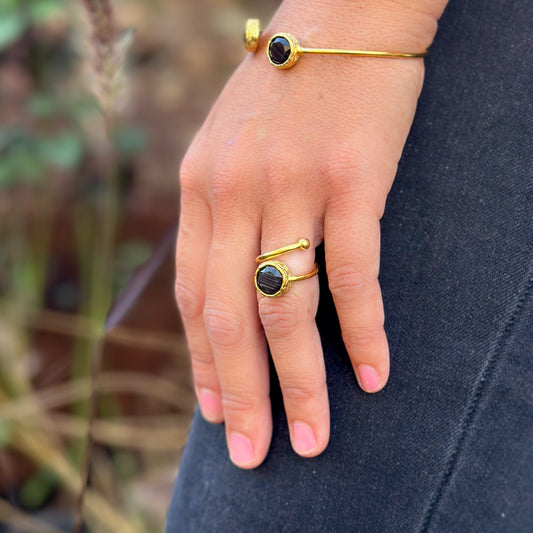 Anillo ajustable Bruma Negro - Baño de oro 22 k