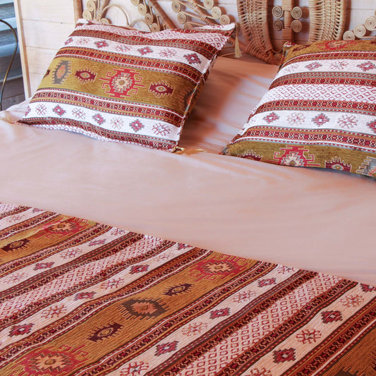 Set de Piecera 2P/Queen y almohadones Kilim Café claro y Blanco