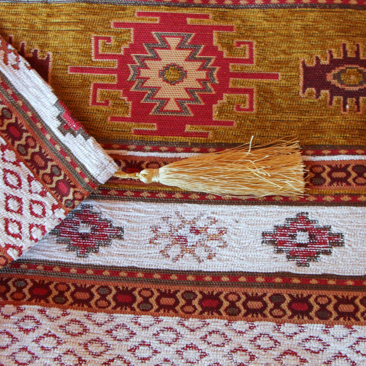 Set de Piecera 2P/Queen y almohadones Kilim Café claro y Blanco