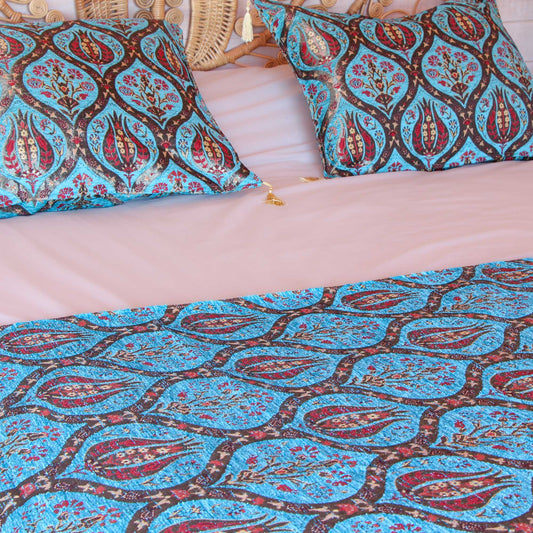 Set de piecera 2P/Queen y almohadones Tulipanes Turquesa
