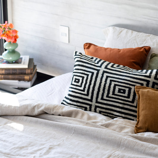 Cojín de terciopelo de seda 60x40 cms Selim blanco y negro