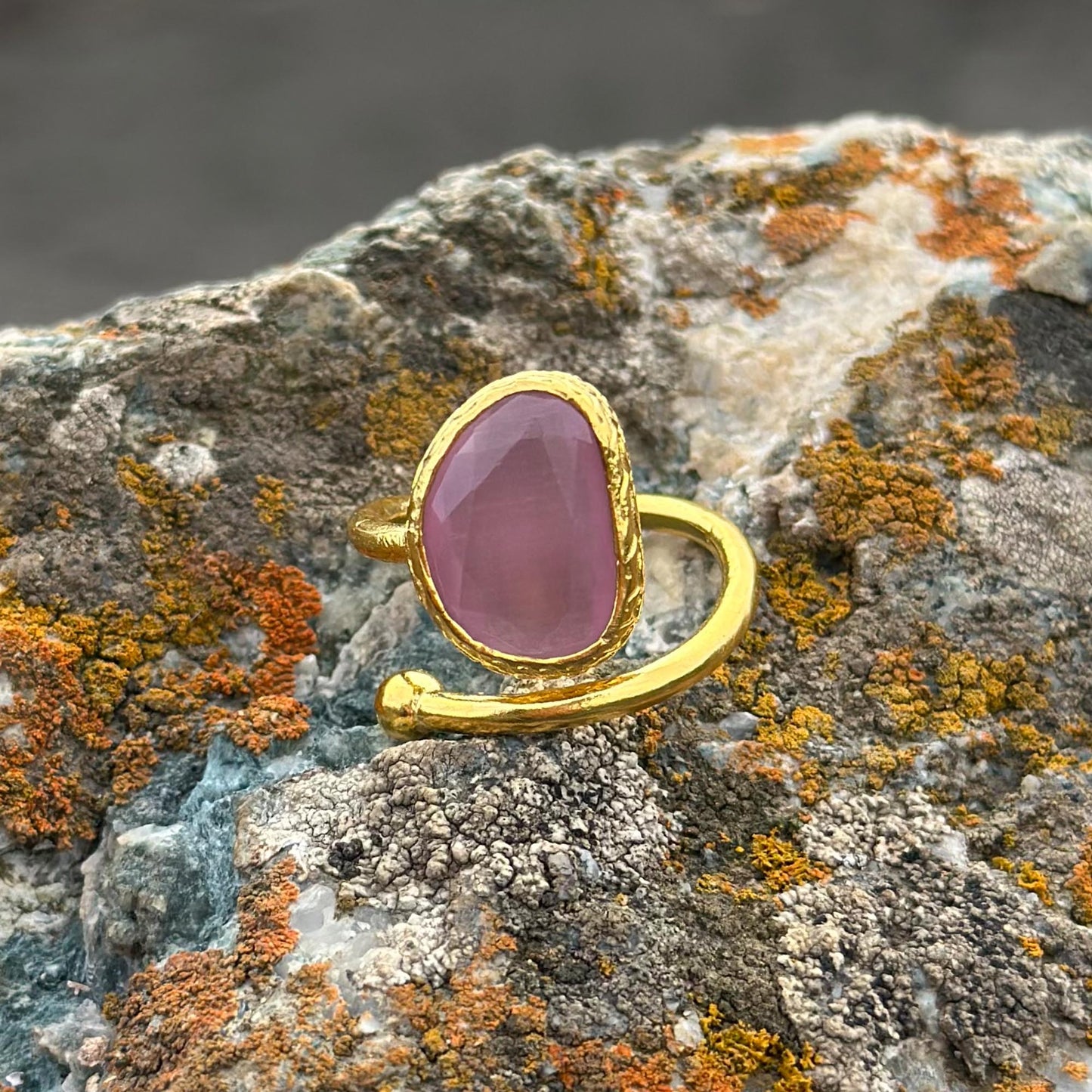Anillo ajustable Aura Rosa - Baño de oro 22 k