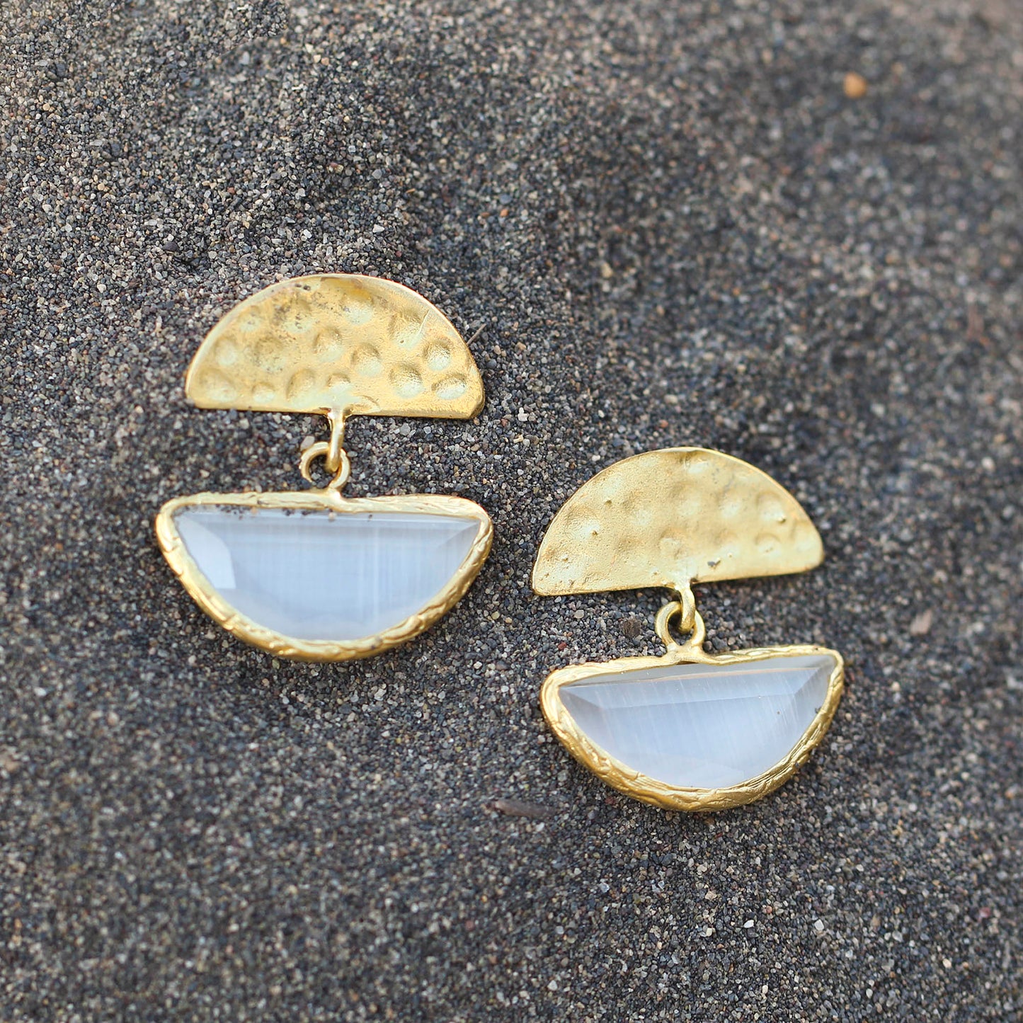 Aros Beyaz Ay - Baño de oro 22k