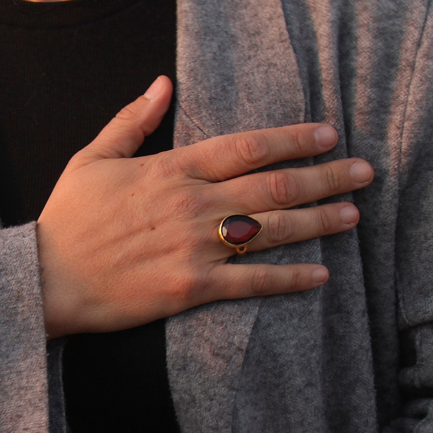 Anillo ajustable Elif Granate - Baño de oro 22 k