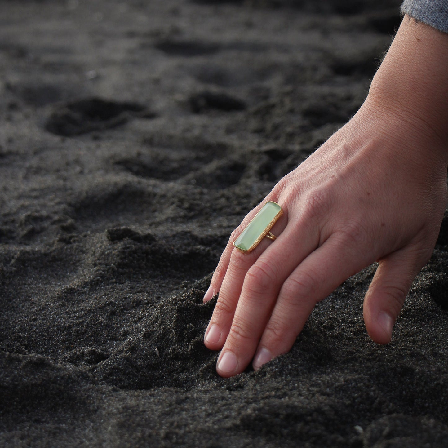Anillo ajustable Safiye verde limón - Baño de oro 22 k