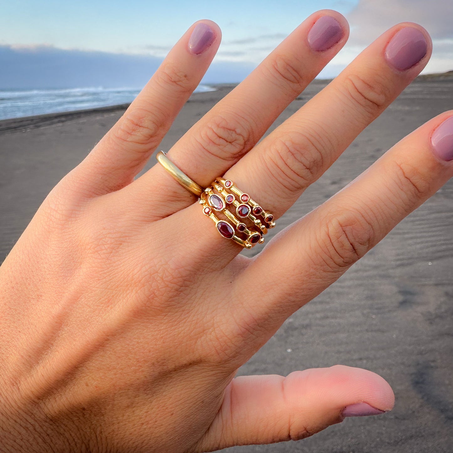 Anillo ajustable Capadocia N°5 granate - Baño de oro 22 k