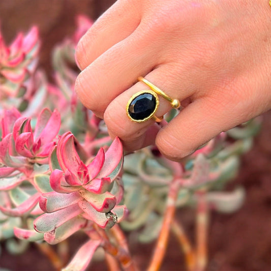 Anillo ajustable Brisa negro - Baño de oro 22 k