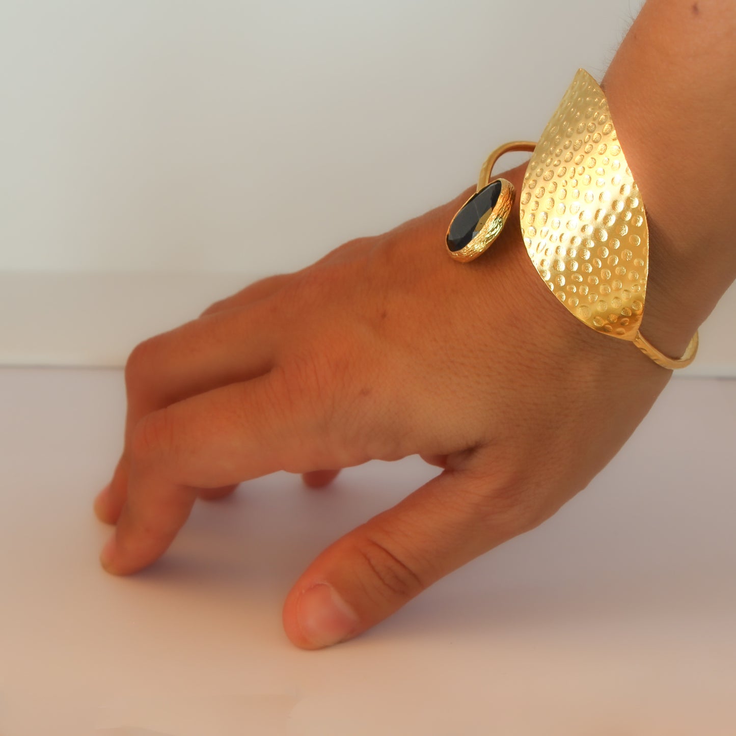 Esclava Laurel Negra - Baño de oro 22k