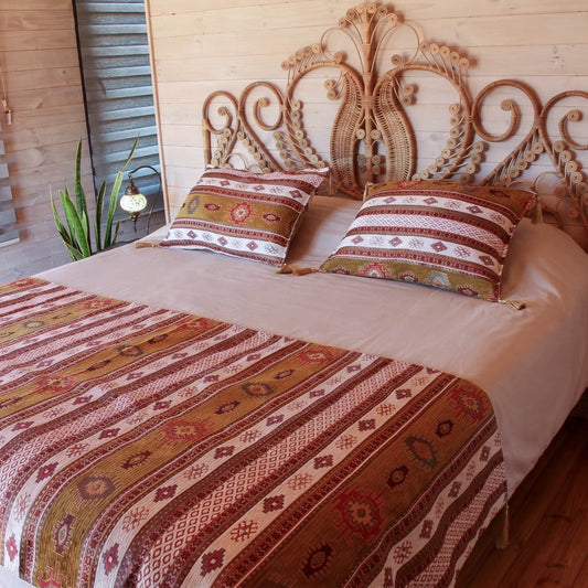 Set de Piecera 2P/Queen y almohadones Kilim Café claro y Blanco