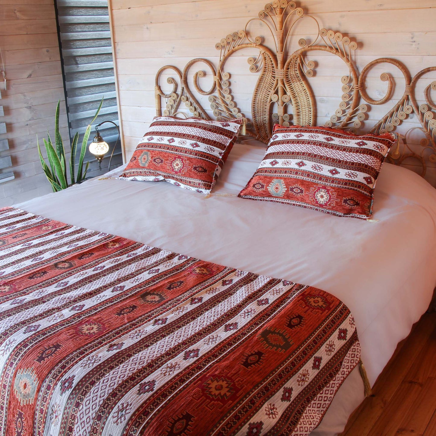 Set de Piecera 2P/Queen y almohadones Kilim Terracota y Blanco