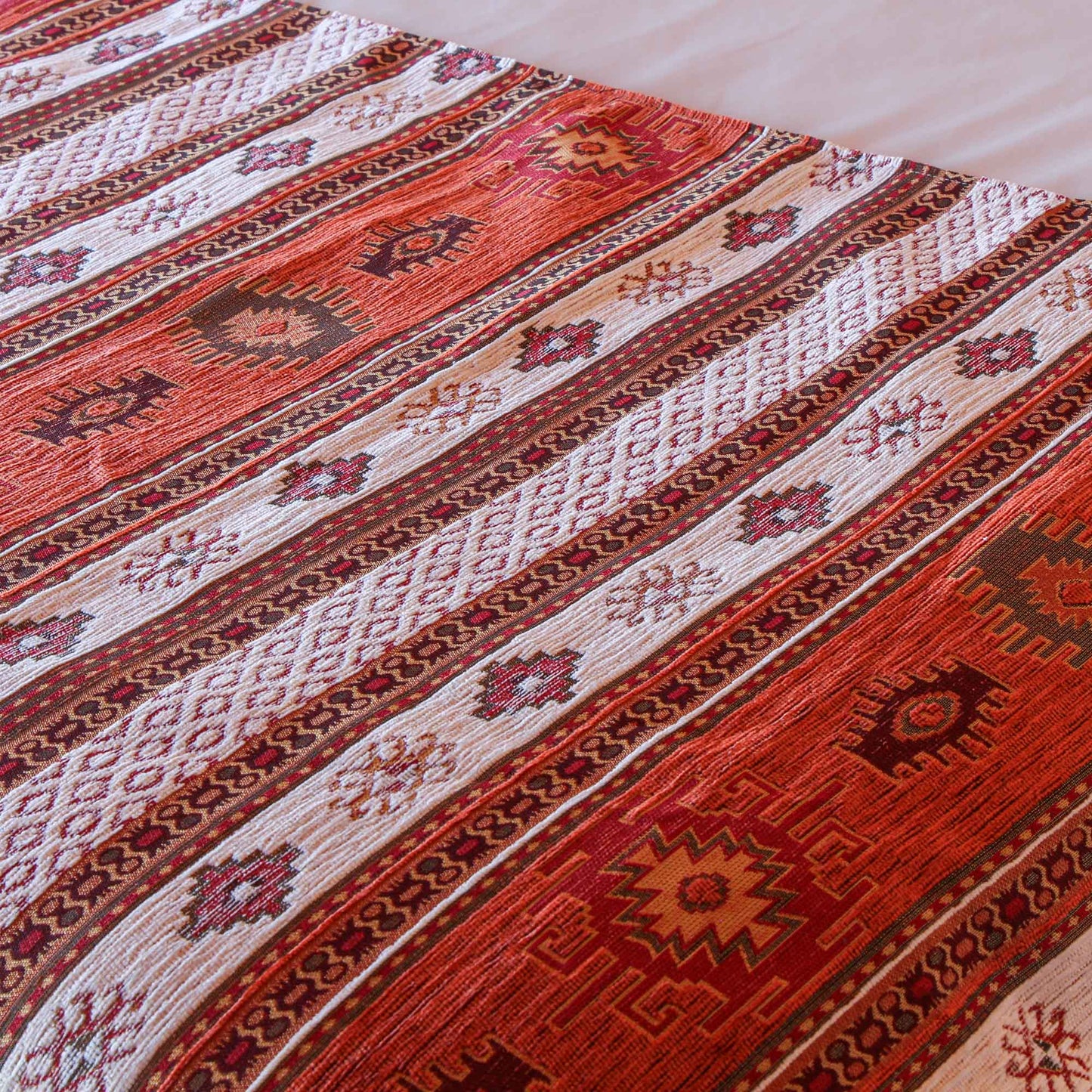 Set de Piecera 2P/Queen y almohadones Kilim Terracota y Blanco
