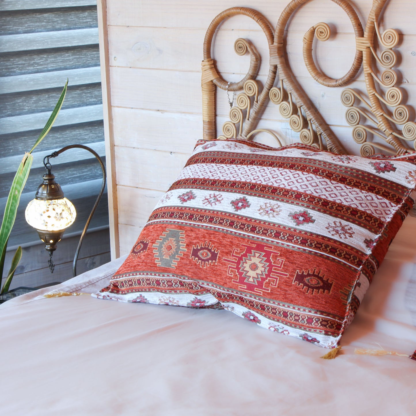 Set de Piecera 2P/Queen y almohadones Kilim Terracota y Blanco