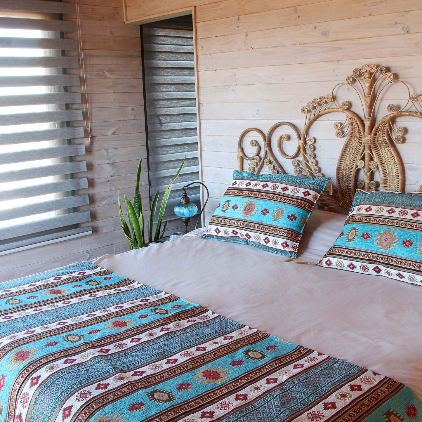 Set de Piecera 2P/Queen y almohadones Kilim Turquesa y Blanco