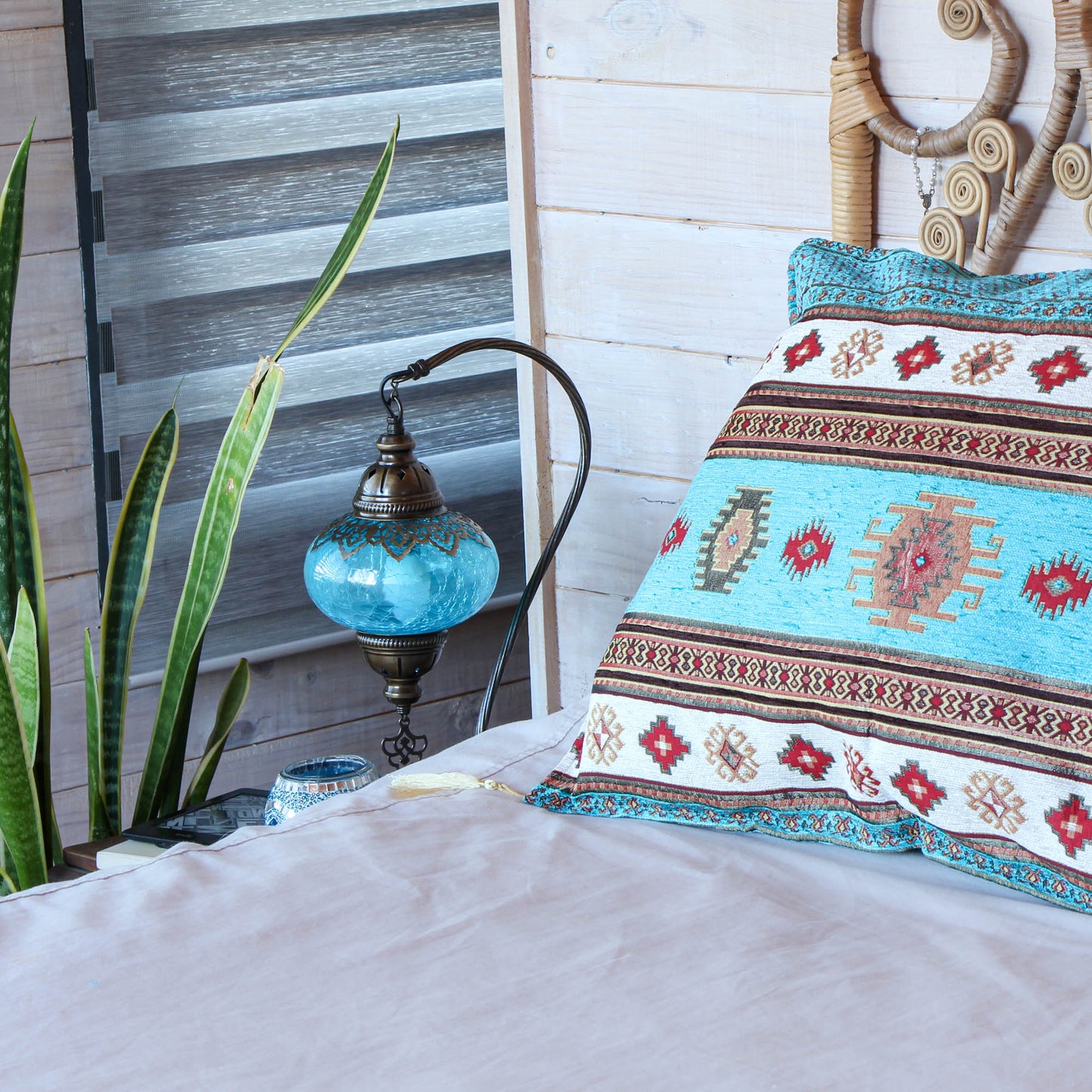 Set de Piecera 2P/Queen y almohadones Kilim Turquesa y Blanco