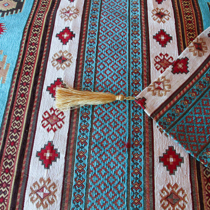 Set de Piecera 2P/Queen y almohadones Kilim Turquesa y Blanco