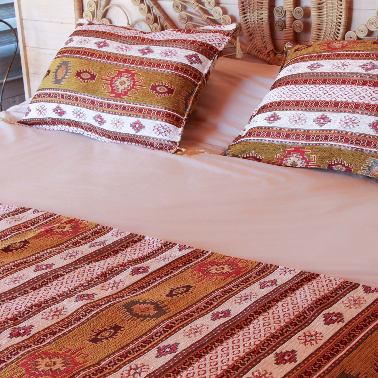Set de Piecera King/Super King y almohadones Kilim Café claro y Blanco