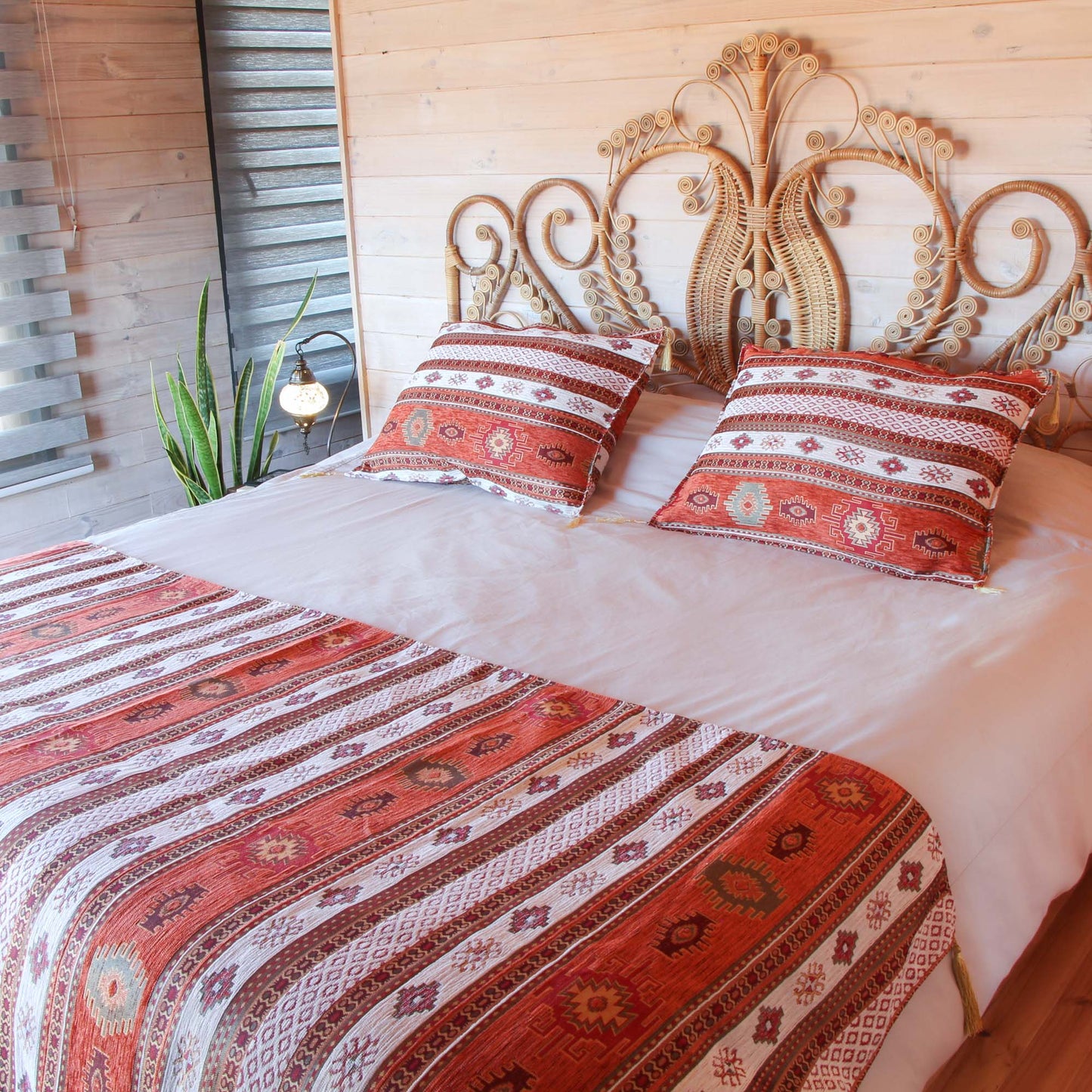 Set de Piecera King/Super King y almohadones Kilim Terracota y Blanco