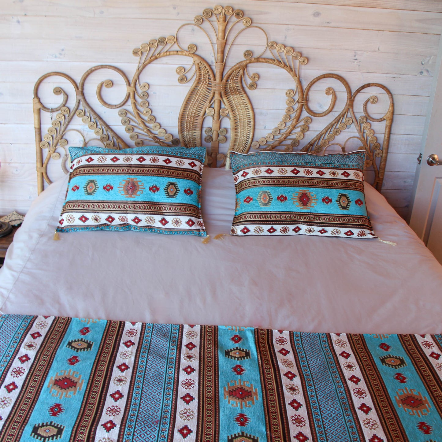 Set de Piecera King/Super King y almohadones Kilim Turquesa y Blanco