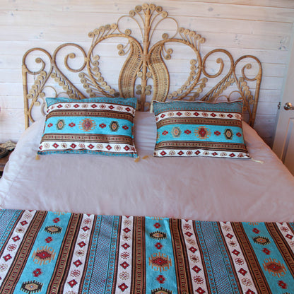 Set de Piecera King/Super King y almohadones Kilim Turquesa y Blanco