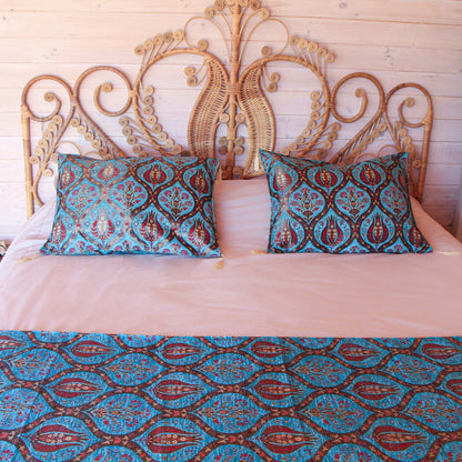 Set de piecera 2P/Queen y almohadones Tulipanes Turquesa