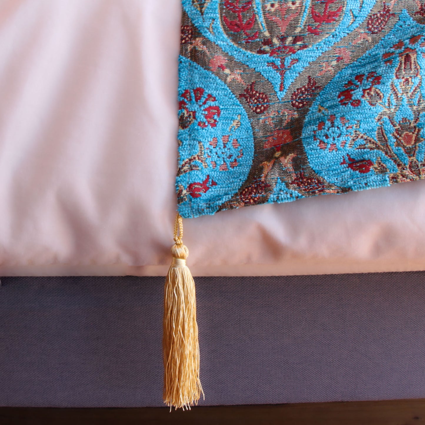 Set de piecera 2P/Queen y almohadones Tulipanes Turquesa