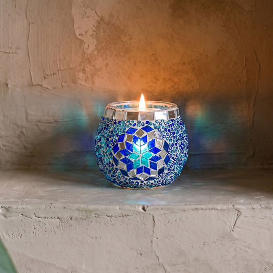 Portavela de mosaico azul turco con vela encendida